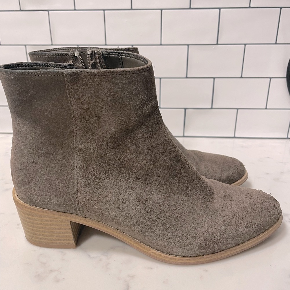 Clarks Suede olive Green Booties size 6